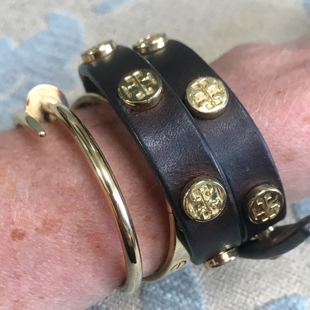 DOUBLE-WRAP LOGO STUD BRACELET